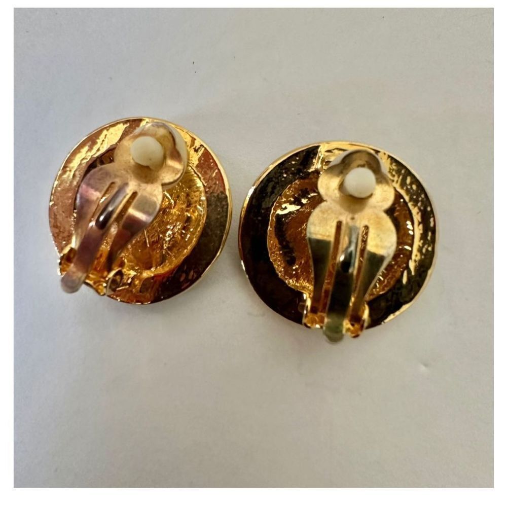 Black and gold tone leopard clip on earrings - Picture 4 of 6
